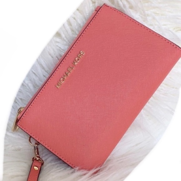 Michael Kors Handbags - NWT Michael Kors Wristlet